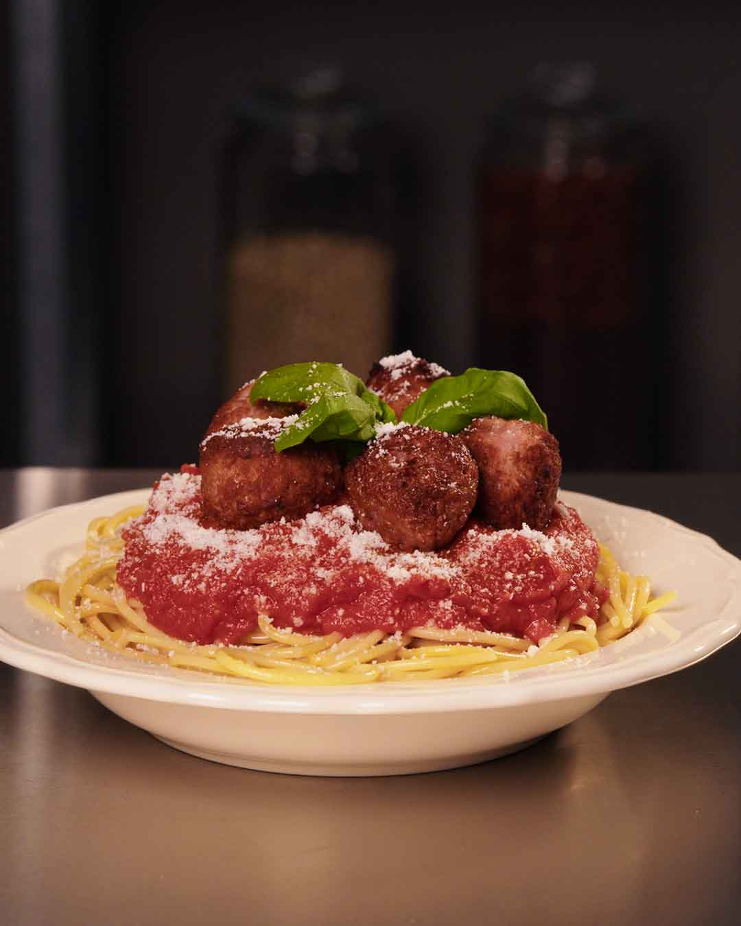 Spaguetti with meatballs made of a blend of plant-based protein and animal meat Albóndigas hechas con carne animal y proteína vegetal